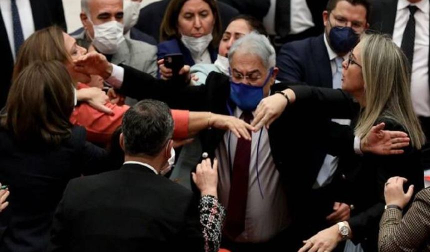 Sözcü'den Zekeriya Albayrak'ın haberine göre, bütçe görüşmelerinin 11. gününde söz alan AKP Trabzon Milletvekili Bahar Ayvazoğlu, 10 dakikalık konuşmasının büyük bölümünde CHP Genel Başkanı Kemal Kılıçdaroğlu, CHP'li milletvekilleri ve CHP'yi hedef aldı.