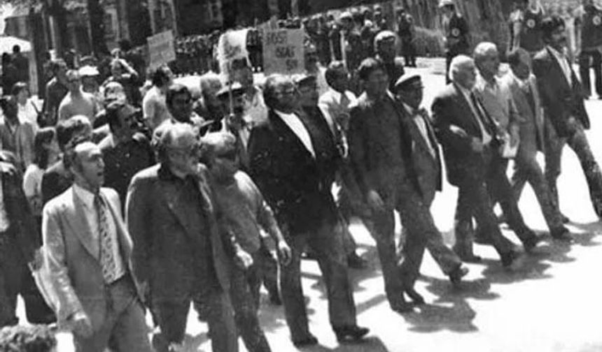 Yaşar Kemal ve Aziz Nesin, fotoğrafın sol tarafında. 1978 yılının 1 Mayıs'ında yürüyorlar.