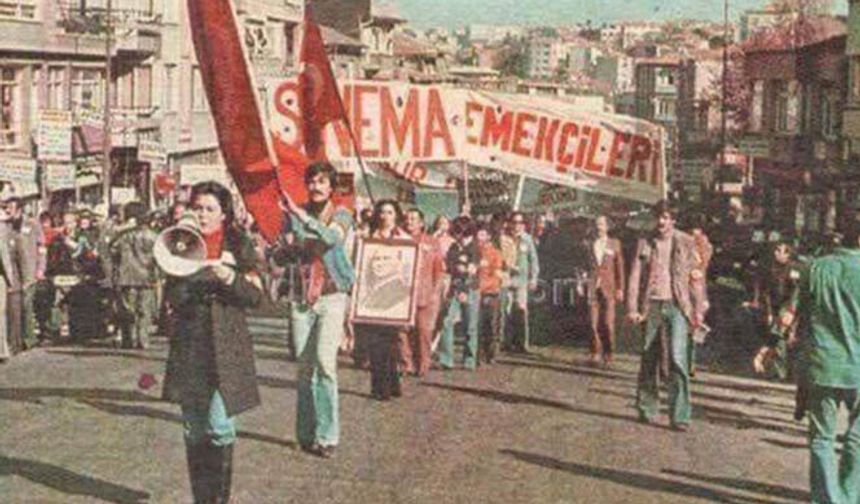 1978'de kortej sorumlusu olan Yeşilçam'ın efsanesi Fatma Girik, elinde megafonuyla topluluğu yönlendirerek en önde ilerliyordu.