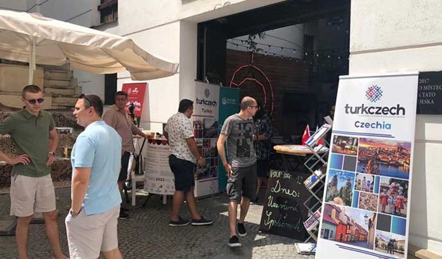 Etkinlikte Türk ve Çek müzisyenler verdikleri konserlerle misafirlere eğlenceli anlar yaşattı

Türk kahvesi ve çayın da ikram edildiği etkinlikte dernek üyelerinin evlerinde yaptıkları ikramlıklar açılan kermeste satıldı.

Türkiye'den etkinliğe katılan tiyatro grubunun 'Uyandığımda sesim yoktu' isimli oyunu sahnelendi. 


Çek katılımcılara Ebru sanatı, resim ve Türk çinileri sergilendi. 

Yunus Emre Enstitüsü de Viyana'dan musiki grubuyla etkinliğe destek oldu