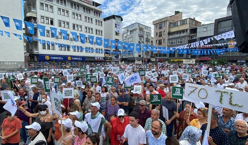 SOL Parti PM Üyesi Pelin Bektaş konuşmasında şunları söyledi:

İşgalci şirketler ve onlara yasalarla yardım eden işbirlikçiler. Soyguncular saray oturanları, çocuklarımızın geleceğini çalıyorlar bize yeme içme okuma diyorlar. Onlar fındığa ekmeğe canımıza düşmanlar. Altın diye diye nefese toprağa hayata umuda düşman oldular. Biz emeğimizin ürettiğimizin fındığımızın değerini de kıymetini de biliyoruz. Hakkımıza sahip çıkmak için yan yanayız.

Fındık bizim canımız 70 lira hakkımız! Bugün sömürenler emekçilerden korkuyorlar bizden korkuyorlar. Bu memleketin dağı taşı havası suyu bu memleketin genci çiftçisi kadını onlardan alacaklı. Bizler biliyoruz. Her gecenin sabahı gelir. Biz geliriz. Özgürlüğün emeğin dayanışmanın zamanı şimdidir artık yeter! Onlar kaybedecek biz kazanacağız!

İnadına gülelim mücadele edelim. İnadına hep beraber şarkılarımızı türkülerimizi onlara inat okuyalım."