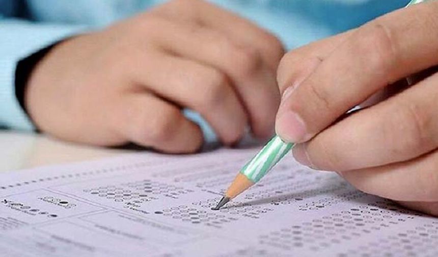 Kamu Personeli Seçme Sınavı (KPSS), A Grubu oturumlarının ardından yeni bir "FETÖ skandalı" tartışması başladı. Sınava giren adaylar, KPSS sorularının daha önce Yediiklim Yayınları'nın deneme sınavlarında sorulduğunu söyledi.

Sosyal medyada paylaşılan Yediiklim imzalı deneme sınavı sorularının, KPSS'de şıklarına kadar aynı olarak adaylara sorulduğu belirtiliyor. Skandalın patlamasının ardından adaylar KPSS ile ilgili şikayet CİMER'e başvurarak şikayetçi oldu.
