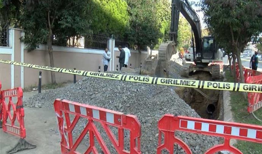Görgü tanığı Musa Beyazıt, İSKİ ekipleri kazı çalışmaları sırasında insan kemikleri buldu. Bizde polise haber verdik. Ekipler gelip inceleme yaptı. Kemikler Adli Tıp'a gidecek büyük ihtimalle. Muhtemelen eski kemikler. Buranın yapılışı baya eski. Yeni olmadıkları belli. Yol trafiğe kapatıldı dedi.