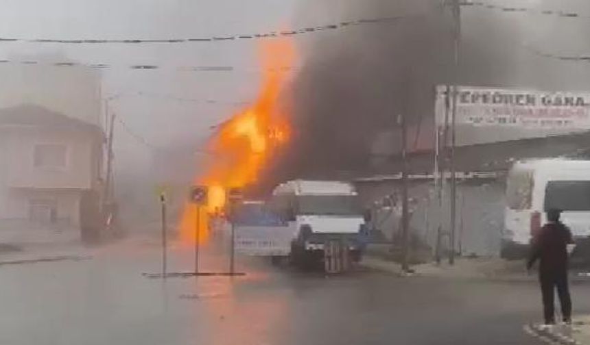 Tuzla, Tepeören Mahallesi, Tepeviran Caddesi üzerinde saat 10.30 sıralarında meydana gelen olayda; İSKİ ekipleri cadde üzerinde kazı çalışması yaptığı sırada doğalgaz borusu patladı.