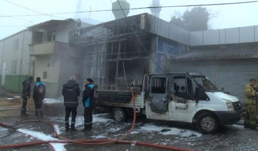 Patlamanın etkisiyle bir işçi yaralanırken, doğalgaz borusundan çıkan alevler AKP Tepeören Teşkilat Bürosu  ile park halindeki bir kamyonete sıçradı.