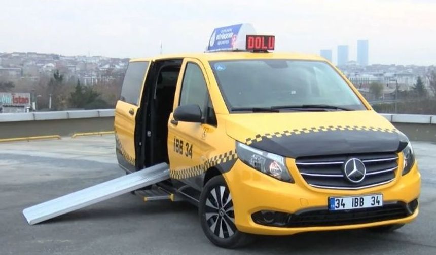 İstanbul Büyükşehir Belediyesi (İBB) trafiğe çözüm bulmak amacıyla minibüs ve dolmuşlardan dönüşen ilk taksinin prototipini tanıttı. Tanıtımda konuşan İBB Genel Sekreter Yardımcısı Buğra Gökçe, "İlk etapta şubat sonunda 200 ila 300 arasında taksi trafiğe çıkacak. Nisan ayı sonunda da tüm taksilerin trafikte olmasını öngörüyoruz" dedi.