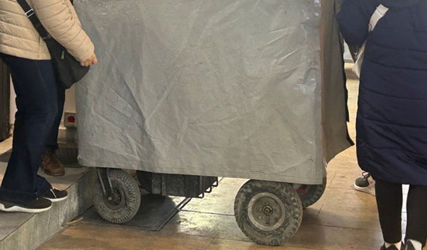 Çarşı tarihinde ilk kez Merkez Bankası’nın bu şekilde döviz topladığını kaydeden Kapalıçarşı kaynakları yine bu nedenle ilk kez çarşıda döviz fiyatının piyasanın üstüne çıktığını söylüyor. Bu işlemin 4-5 döviz bürosu ile gerçekleştiğini belirten uzmanlar, uygulamayı “seçim sonrasına hazırlık” olarak nitelendiriyorlar. Çarşıda işlemler tekerlekli demir sandıklarla gerçekleştiriliyor ve İçişleri Bakanlığı’na ait olduğu belirtilen kamu hizmet araçları ile taşınıyor. Akşamüzeri ise bürolara döviz satanlar paralarını almak için uzun kuyruklar oluşturuyor. Artan talep nedeniyle döviz bürolarının olduğu bölgede tekerlekli sandık trafiği yaşanıyor.