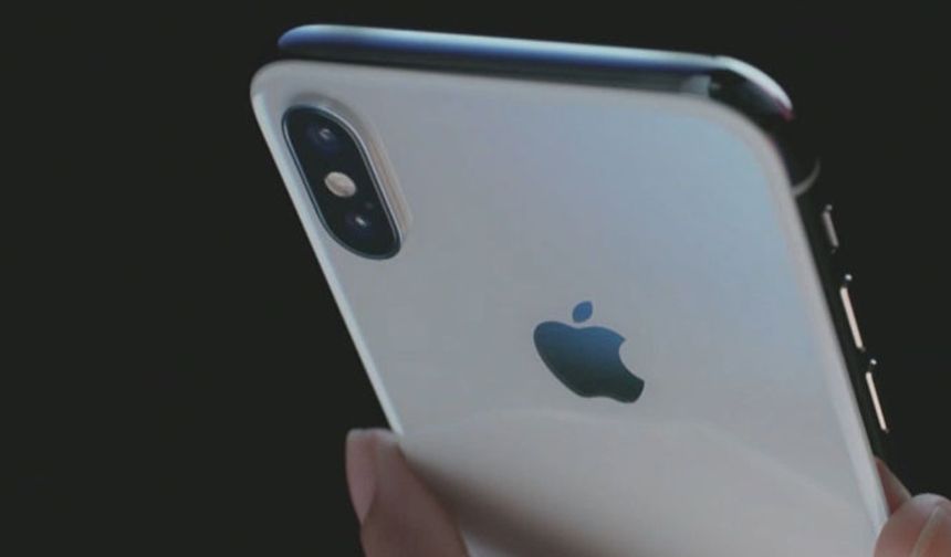 iPhone kullanıcılarının, yeni telefon alması için eski model telefonları kasıtlı olarak yavaşlattığı iddiasıyla Apple'e açtığı davada mahkeme kararını verdi. ABD mahkemesi, 3 milyon iPhone kullanıcısına kişi başı 65 dolar ödenmesine hükmetti. Apple'ın ödeyeceği toplam miktar 500 milyon dolar olarak açıklandı.