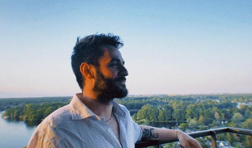 31 yaşındaki Uğurlu, oyunculuğu bırakmasının ardında Viyana'da makine mühendisliği eğitimi aldı. Daha sonra İstanbul Üniversitesi'nde Halkla İlişkiler ve Tanıtım bölümünden mezun oldu.
