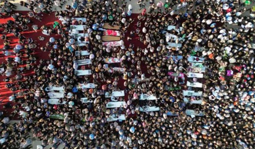 Irak'ta Musul'un Hamdaniye ilçesindeki düğün salonunda çıkan yangın sonucu hayatını kaybeden 93 kişi için toplu cenaze töreni düzenlendi. Cenaze törenine çok sayıda kişi katıldı.