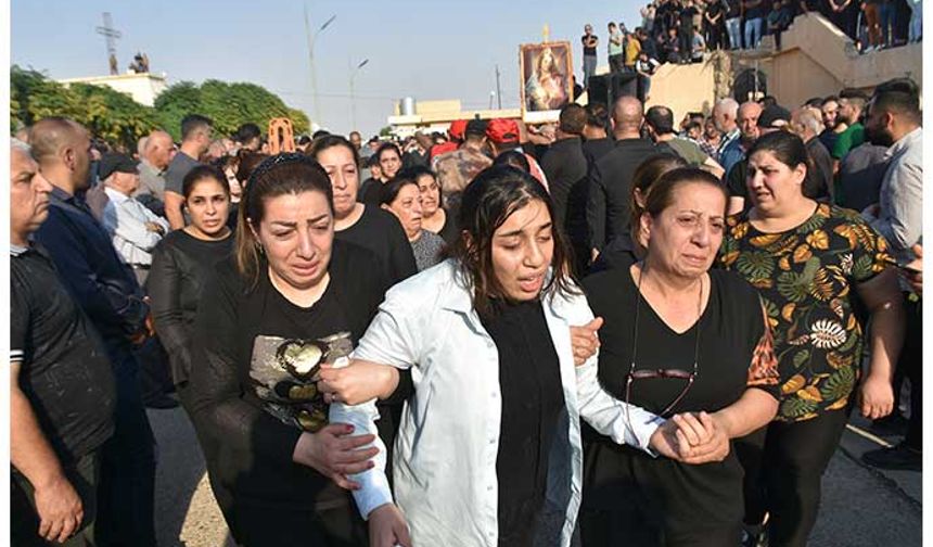 Yaklaşık 3 saat süren cenaze törenine binlerce kişi katıldı.