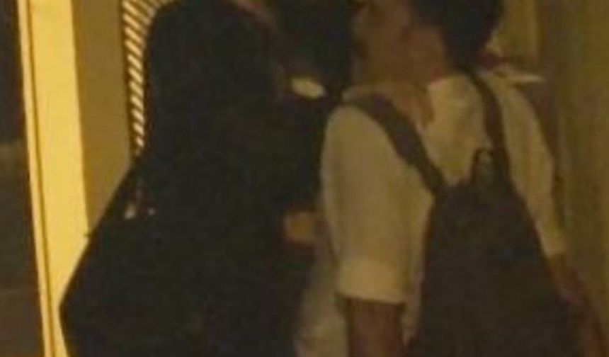 Asmalımescit'teki bir mekânda eğlenen Bülent Emrah Parlak ile Elit Andaç Çam, daha sonra İstiklâl Caddesi'nde yürürken romantik anlar yaşadı.