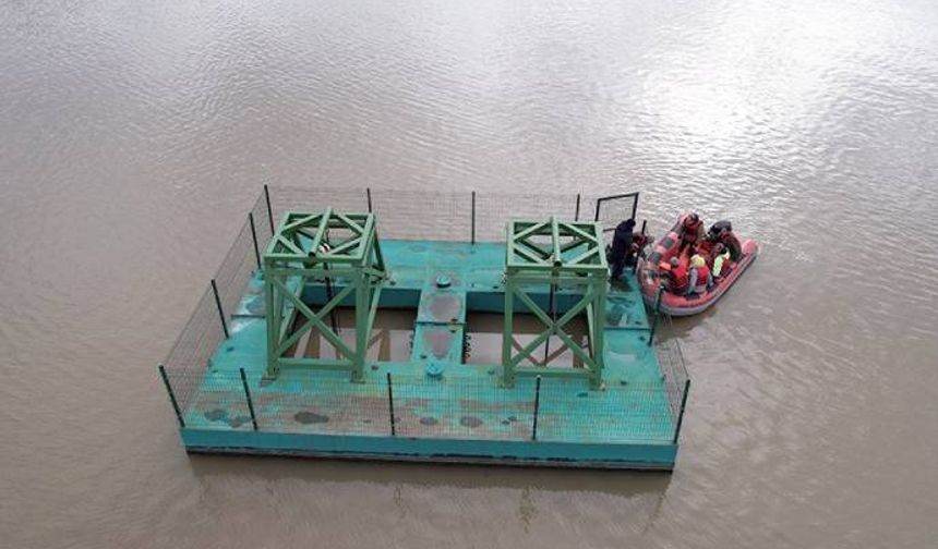 Edirne Belediyesi tarafından içme sularında oluşan renk değişimi ve kesintiler üzerine Kayalıköy Barajı'nda inceleme yapıldı. Ekiplerin yaptığı incelemeye katılan Edirne Belediye Bakanı Recep Gürkan, yaşanan sıkıntının su borularının bağlı olduğu zincirlerin kimliği belirsiz kişi ya da kişilerce koparılmasından kaynaklandığını tespit ettiklerini söyledi. Gürkan, içme suyu borularının bu nedenle çamura gömülü halde durduğunu ve sorunun çözülmesi için ekiplerin çalıştığını kaydetti.