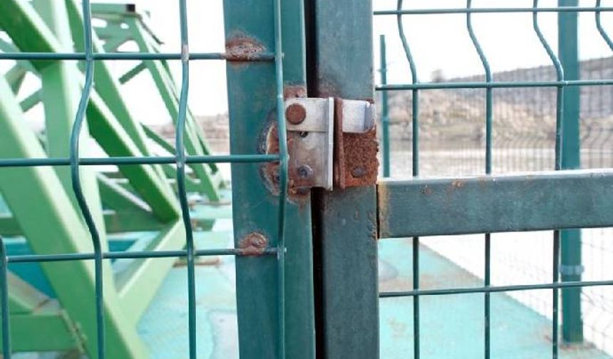 Konuyla ilgili sosyal medya hesabından yaptığı canlı yayında açıklamalarda bulunan Gürkan, "26 Kasım'da sularımızın rengi çok bozuldu. Adeta çamur gelmeye başladı. Arkadaşlarım hemen buraya geldiler ancak hava şartları nedeniyle bu platforma çıkamadılar. Ama aşırı yağışlar nedeniyle barajın çeşitli yerlerinden gelen sular barajın rengini ciddi şekilde bozdu. Bu olayın havalar iyileşmesine rağmen devam etmesi üzerine başkan yardımcım, su ve kanal müdürümüz ve itfaiye müdürümüz buraya geldiler, beni de haberdar ettiler ben de az önce buraya geldim. Geldiğimizde aşağıdaki borularımıza inen kancanın ucundaki parçanın olmadığını gördük. Bu zincirlerin ucunda da su alma borularımızın olmadığını gördük. Burası Edirne'ye su aldığımız yer. Burası kilitli bir alan ama arkadaşlar geldiğinde kilitlerin olmadığını, kırıldığını ve yok olduğunu gördüler. Bu tespitleri yaparak bana bildirdiler" dedi.