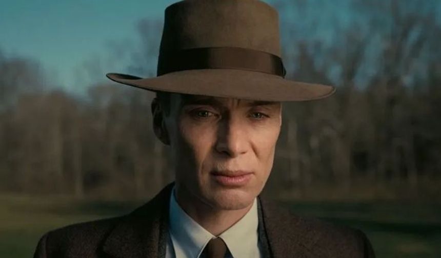 Film, Manhattan Projesi'nde ilk nükleer silahın geliştirilmesinde büyük rol oynayan Amerikalı teorik fizikçi J. Robert Oppenheimer'ın hayatını konu alıyor.