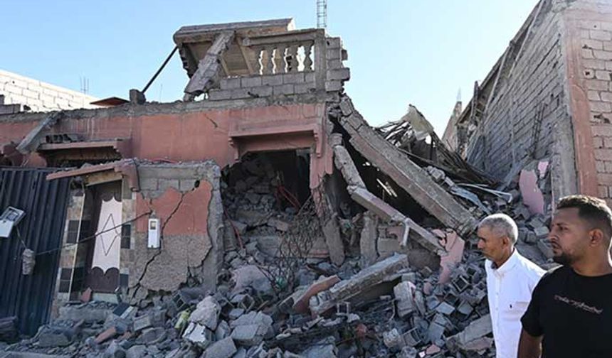 2023'te en çok ölümün yaşandığı 2. deprem, Fas'ta 8 Eylül gecesi meydana geldi.

Merkez üssü Marakeş kentine bağlı El-Huz bölgesi olan 7 büyüklüğündeki depremde 3 bine yakın kişi hayatını kaybetti, 6 binden fazla kişi yaralandı.

Resmi makamların açıklamalarında bölgedeki nüfusun üçte ikisine tekabül eden 2,8 milyon kişinin depremden etkilendiği, yaklaşık 60 bin evin kısmen ya da tamamen yıkıldığı belirtildi.

Fas Ulusal Jeofizik Enstitüsü Başkanı Nasır Cabur, depremi "ülke tarihinde son yüzyılda yaşanan en büyük deprem" olarak niteledi.