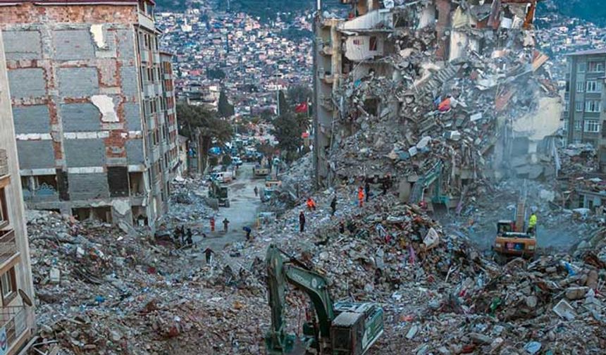 2023'ün en büyük şiddetli ve en çok ölümlü depremi ise Türkiye'de yaşandı.

Tarihler 6 Şubat'ı gösterdiğinde Türkiye'de merkez üssü Kahramanmaraş'ın Pazarcık ilçesi olan 7,7 büyüklüğünde deprem meydana geldi.

AFAD verilerine göre, yerin 8,6 kilometre derinliğinde meydana gelen depremde Türkiye'de 11 ilde yıkım olurken Suriye'de de çok büyük yıkım ve can kaybı yaşandı. Deprem, Türkiye'nin tamamında, Orta Doğu ve Avrupa'nın ise birçok yerinde hissedildi.