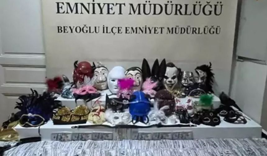 Adana polisi bazı kişilerin internet üzerinden swinger (eş değiştirme) yöntemiyle fuhuş yaptığı bilgisine ulaştı. 6 ay boyunca şüphelileri teknik ve fiziki takibe aldı.
35 evli çift ile 3 kadın ve 1 trans birey olmak üzere toplam 74 kişinin Türkiye genelinde gezerek belirli günlerde para karşılığında grup halinde birlikte olduklarını saptadı.