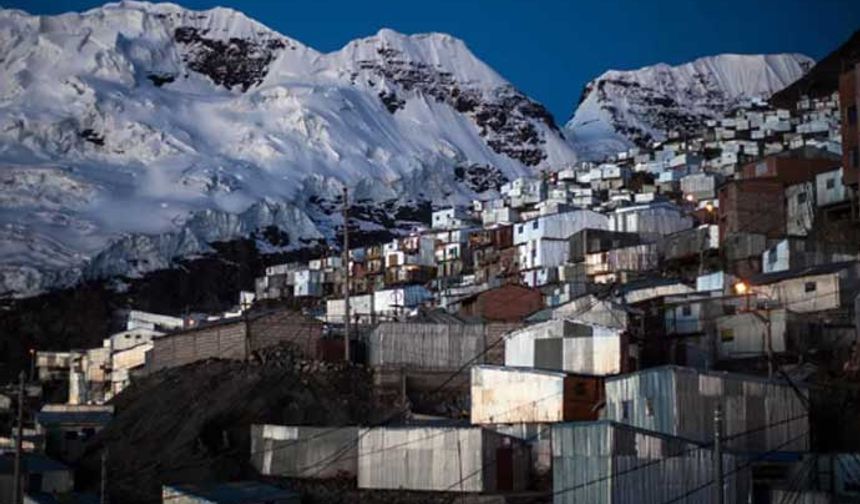 Deniz seviyesinden 5 bin 100 metre yükseklikte olan küçük maden kasabası, dünyanın en yüksek rakımlı ve ıssız yeri olarak kabul ediliyor. La Rinconada'nın dağ iklimine sahip olduğundan yıllık sıcaklık ortalaması 1.2 derece ve yıllık yağış ortalaması ise 707 mm.