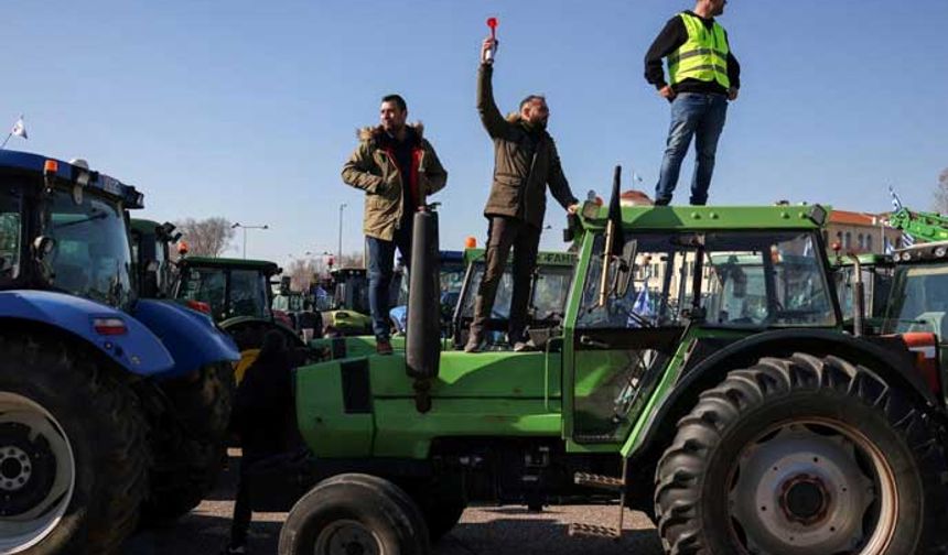 Yunan basınında yer alan haberlere göre, yaklaşık bir aydır hükümetin tarım politikasını protesto eden çiftçiler, traktörleriyle Kuzey Makedonya sınırını iki saatliğine tırlara kapatmaya çalıştı.