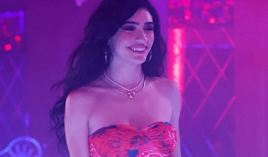 Dilber rolü hakkında konuşan oyuncu, “Dilber son derece açık, çok sık gelgit yaşayan, duygularıyla hareket eden bir karakter. Ayrıca Dilber dansının bu kadar konuşulmasına çok şaşırdım. Yorumlar beni mutlu ediyor. Keyfim yerinde” dedi.