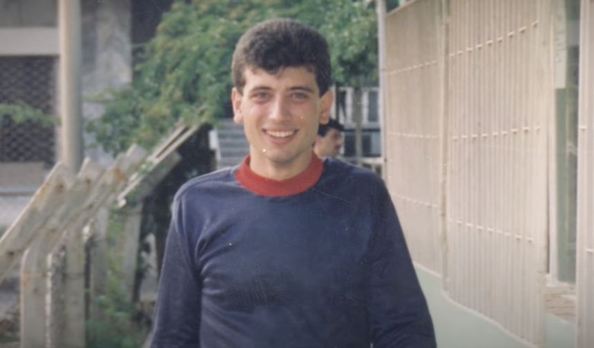 Sosyal medya platformu X'te İBB Başkanı Ekrem İmamoğlu'nun gençlik ve çocukluk fotoğrafları 'Bireysel' isimli hesaptan paylaşıldı. İşte o fotoğraflar...