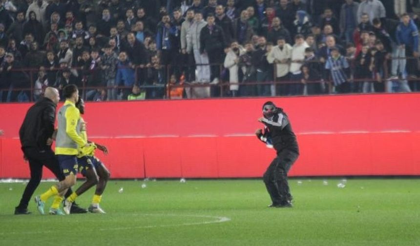 Yüzü maskeli bir taraftarın sahaya bıçakla girdiği anlar saniye saniye kaydedildi.