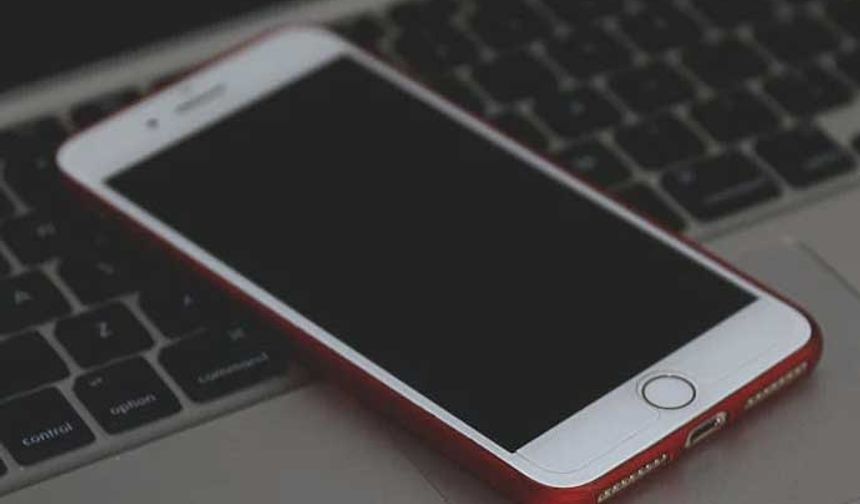 Akıllı telefonlar günümüzde birçok insan için vazgeçilmez bir ihtiyaç haline geldi. İletişimden eğlenceye, iş dünyasından günlük görevlere kadar pek çok alanda pratik çözüm sunan bu cihazların performansları zamanla düşebiliyor. Uygulamaların ve verilerin birikmesi, sistem kaynaklarının tükenmesi, güncellemelerin gerekliliği gibi faktörler telefonların hızını etkileyebiliyor. Peki bu durumla karşılaşıldığında ne yapılmalı? Telefon sistemini hızlandıran yöntemler nelerdir? İşte ayrıntılar...