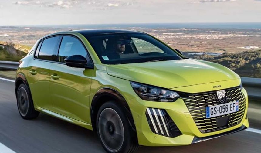 10- PEUGEOT 208: İlk olarak 2012 yılında üretilen Peugeot’nun B sınıfı hatchback modeli 208, bu yıl üçüncü nesliyle yollara çıktı. Avrupa’da sınıfında en çok tercih edilen modellerden biri olan 208, ikisi benzinli, biri elektrikli üç farklı motor seçeneği ile satılıyor. Yenilenen modelde özellikle ön tasarım, jantlar ve başta kokpit olmak üzere iç mekandaki değişiklikler dikkat çekiyor. 100 beygir gücündeki 1,2 litrelik benzinli motoru bulunan 208’in 100 km’de ortalama yakıt tüketim değeri 5,4 litre. Aracın güncel fiyatıysa 1.223.000 TL.