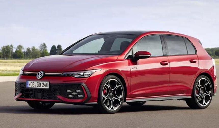 9- VOLKSWAGEN GOLF: Bu sene 50’nci yaşına basan VW’nin ikonik modeli Golf, C sınıfının kriter belirleyici araçlarından biri şüphesiz. Son nesliyle daha sportif bir tasarım ve dijitalleşmiş bir şekilde karşımızda. 3 silindirli 110 beygir gücündeki benzinli 1,0 eTSI motorla sunulan Golf’ün yakıt tüketimi 100 km’de ortalama 5,2 litre olarak açıklanıyor. Aracın sıfır etiket fiyatı 1.675.753 TL.