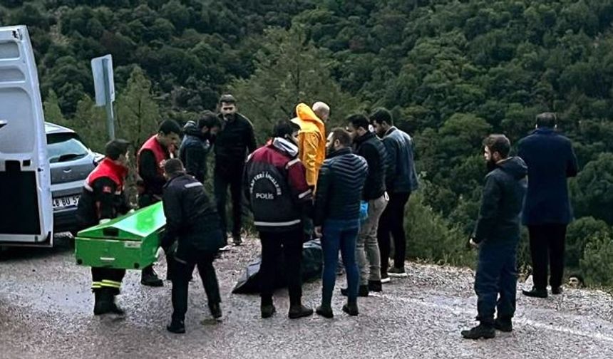 Polis yaptığı soruşturmada anne ve kızın cesetlerini lüks villadan 16 kilometre uzaktaki ormanlık alanda yorgana sarılı vaziyette buldu.