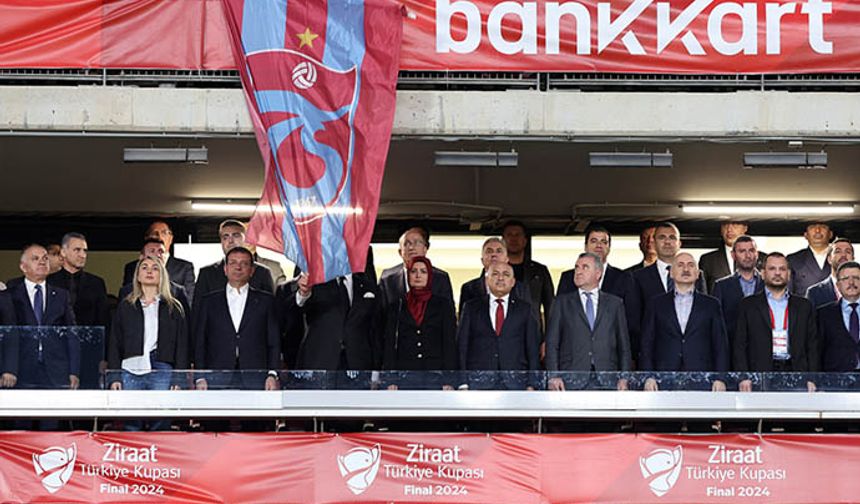 Dev karşılaşma öncesi protokol tribününde gerginlik yaşandı. Beşiktaş Başkanı Hasan Arat, İstiklal Marşı sırasında tribünden aşağı Trabzonspor bayrağının çekilmesine çok sinirlendi.