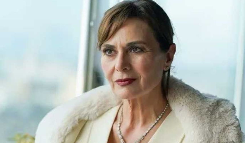 Hatice Aslan'ın oğlu da çok yetenekli. Ünlü oyuncu Hatice Aslan'ın oğlu Ekin Ergök, Amerika'da grafik tasarımcı ve kreatif direktör kimliğiyle birbirinden ünlü markalarla çalışıyor. Annesini kopyası olan Ekin'e sosyal medyadan yorum yağdı.