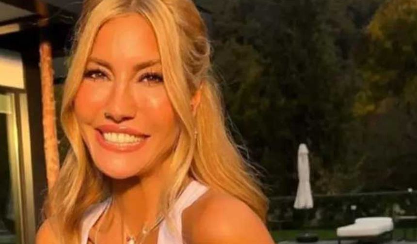 Tanınmış model ve sunucu Çağla Şıkel, son dönemde korkularını yenmek adına yöneldiği meditasyonlarla dikkat çekiyor. Geçtiğimiz günlerde karanlık bir kulübede kalarak inzivaya çekilen Şıkel'in bu yönteme 2500 TL ödemesi de çok konuşulmuştu.