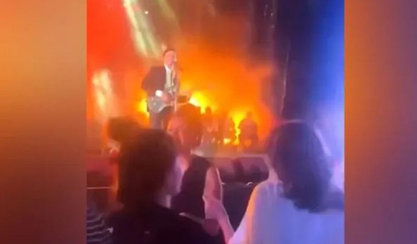 Mert Demir'i sevgilisi Serenay Sarıkaya yalnız bırakmadı. Ünlü şarkıcıyı arkadaşlarıyla dinlemeye gelen Sarıkaya, sevgilisine bir de jest yaptı.