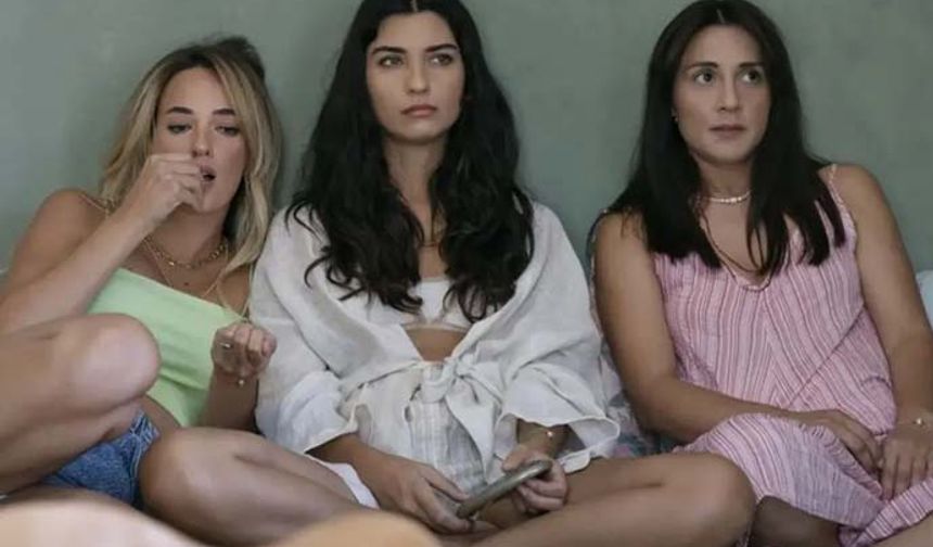 Tuba Büyüküstün, Murat Boz, Seda Bakan ve Boncuk Yılmaz'ın başrollerini paylaştığı Netflix dizisi Zeytin Ağacı'nın 2. sezon galası 9 Temmuz Salı günü gerçekleşti. Sosyal medyada 9 Temmuz'da gerçekleşen galanın görüntüleri yeniden gündem oldu.