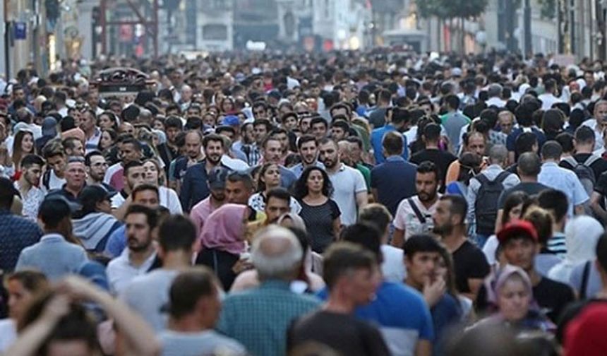 Türkiye'de pek çek ilçe il olma şartlarını karşılıyor. Bu ilçelerde yaşayan yurttaşlar, yaşadıkları ilçelerin ne zaman il olacağını merakla bekliyor. TÜİK'e göre nüfusu 100 binin altındaki ilçelerin il olma hakkı bulunmuyor ve şehir merkezine 30 kilometreden daha yakın olan ilçelerin de bu kriterlere uymuyor.  Bir ilçenin il olabilmesi için ekonomik kriterler de var. Bir ilçenin ekonomik bakımdan kendi kendine yetebilmesi, başka bir ile bağımlı olmaması ve il olma şansı için önemli bir etken. Bunun yanında eğitim, ulaşım, sosyal hizmetler ve toplum yapısı gibi unsurlar da il olabilme sürecinde etkili oluyor.

İl olması beklenen 24 ilçe şöyle: