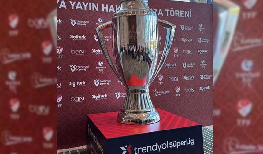 Türkiye Futbol Federasyonu (TFF), Süper Lig’in yeni logosunu ve şampiyonluk kupasını dün yayınladığı klip ile tanıttı. “Futbol aşkına” sloganıyla tanıtılan şampiyonluk kupası, sosyal medyada alay konusu oldu. Futbolseverler; kupayı, çaydanlık, güğüm ve semavere benzetti. Birçok kullanıcı eski kupanın daha iyi olduğunu belirterek, TFF’ye tepki gösterdi.