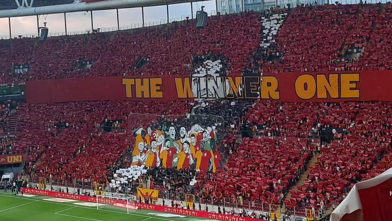 Galatasaray taraftarından Fenerbahçe göndermeli koreografi!