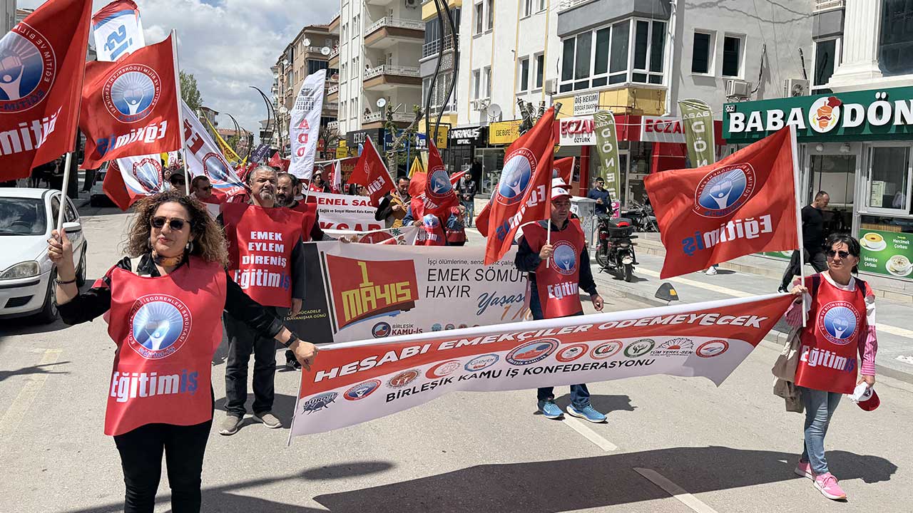 Des programmes de célébration ont été organisés à Aksaray à l'occasion de la Journée du travail et de la solidarité du 1er mai. Une marche processionnelle a été organisée de la rue Necip Fazıl Kısakürek à la place Milli İrade du 15 juillet avec la participation de membres de divers syndicats, de représentants de partis politiques, de membres d'organisations de la société civile et de travailleurs.
