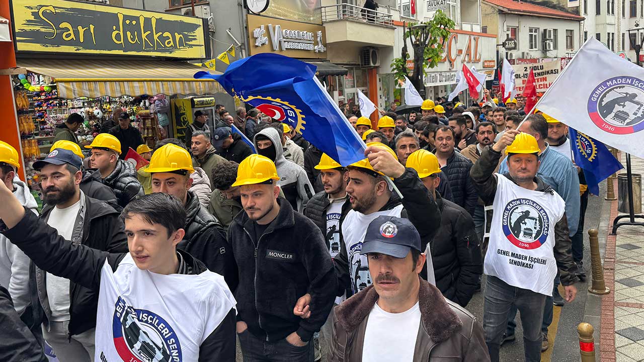 À Bartın, la Journée du travail et de la solidarité a été célébrée le 1er mai par un événement organisé par les syndicats. Le groupe s'est rassemblé sur la place Kemer Köprü, a porté des banderoles et des pancartes, a scandé des slogans et a marché jusqu'à la place Cumhuriyet.