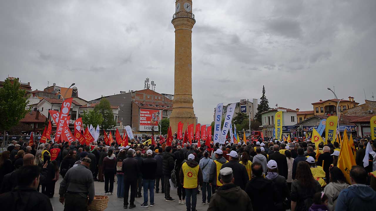 Des programmes de célébration ont été organisés à Çorum à l'occasion de la Journée du travail et de la solidarité du 1er mai. Les participants à l'événement sur la place Hürriyet ont observé une minute de silence puis ont chanté l'hymne national.