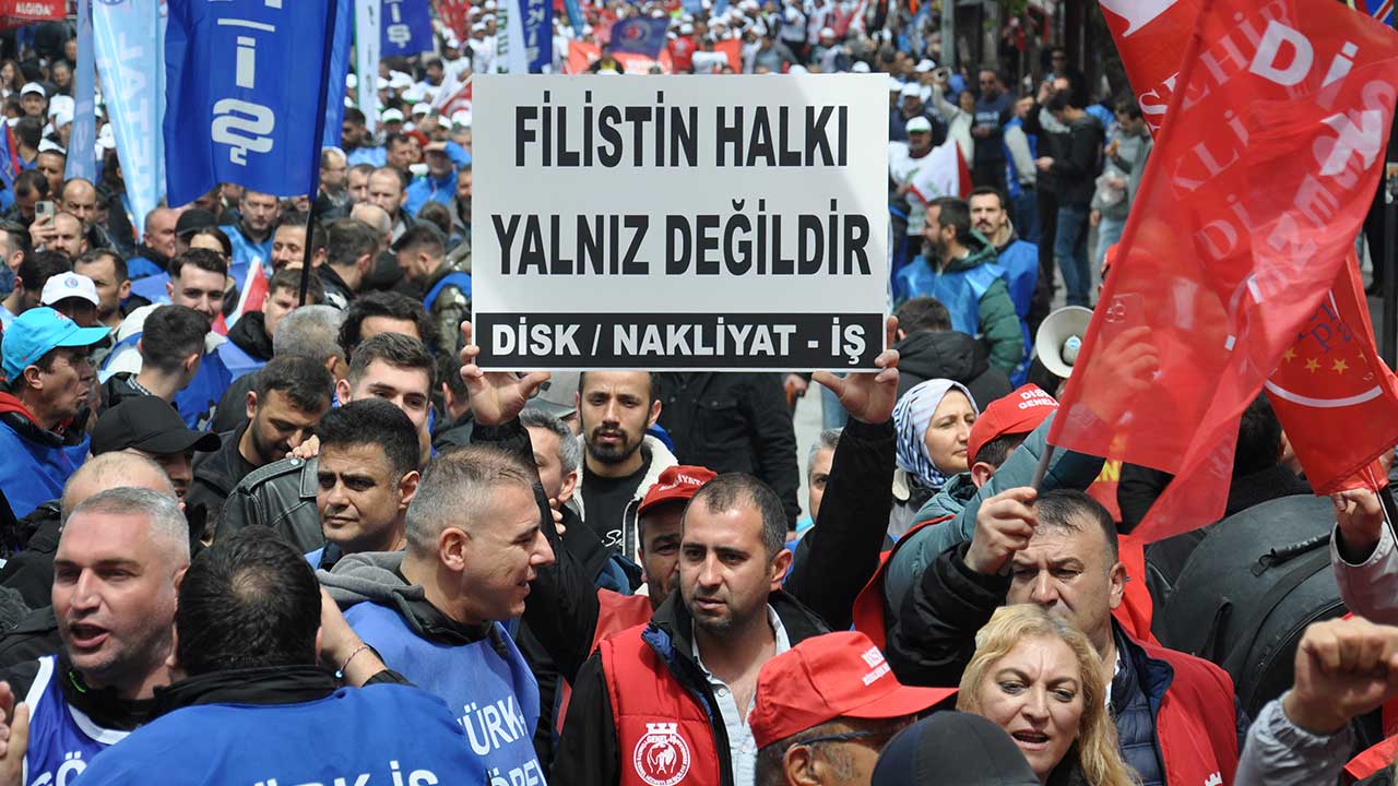 Des événements de célébration ont eu lieu dans le quartier historique des maisons d'Odunpazarı à Eskişehir à l'occasion de la Journée du travail et de la solidarité du 1er mai. Avant l'événement, les participants ont défilé sur le boulevard Atatürk.