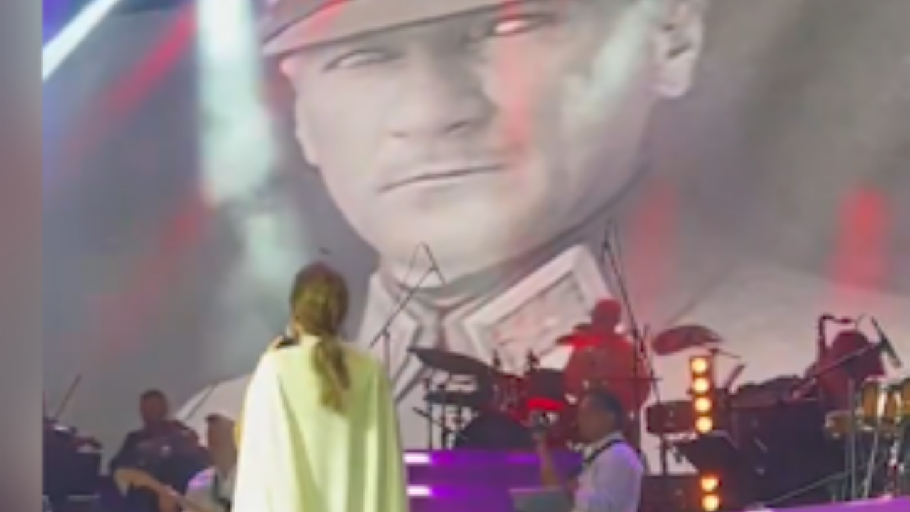 Funda Arar’dan Harbiye’de Unutulmaz An! Atatürk Videosu Milyonların Kalbine Dokundu Funda Arar