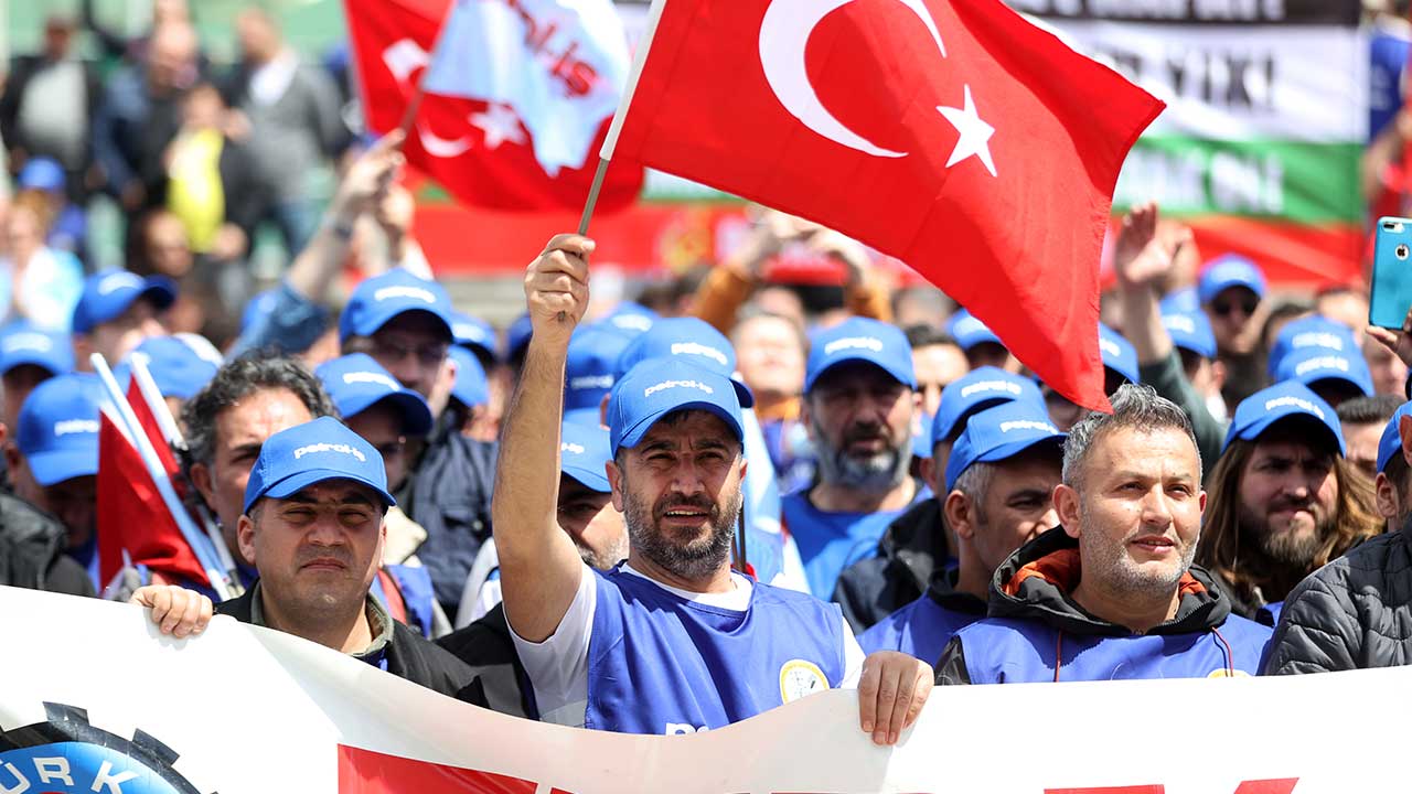 Un événement a été organisé par les syndicats et les organisations de la société civile dans le district de Lüleburgaz à Kırklareli à l'occasion de la Journée du travail et de la solidarité du 1er mai. Le groupe s'est rassemblé devant l'ancien bâtiment du gouvernement à Lüleburgaz et s'est dirigé vers la place du Congrès.