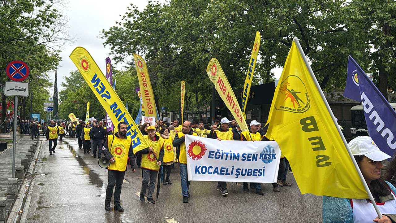 Le 1er mai, la Journée du travail et de la solidarité a été célébrée à Kocaeli avec un événement organisé par les syndicats. Les participants se sont rassemblés devant le centre d'affaires de la municipalité dans le quartier de Tepecik et ont formé un cortège, portant des banderoles, des drapeaux et des bannières et ont marché jusqu'à İzmit Anıtpark.