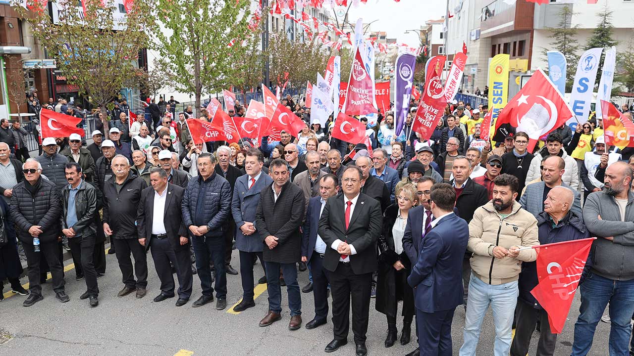 À Nevşehir, l'organisation provinciale du CHP, les membres d'Eğitim-Sen et d'Eğitim-İş se sont réunis au carrefour Borsa à l'occasion de la Journée du travail et de la solidarité du 1er mai. Le groupe, qui a marché jusqu'à la place Diriliş en scandant des slogans avec des banderoles à la main, s'est dispersé après les discours et les activités sur la place.