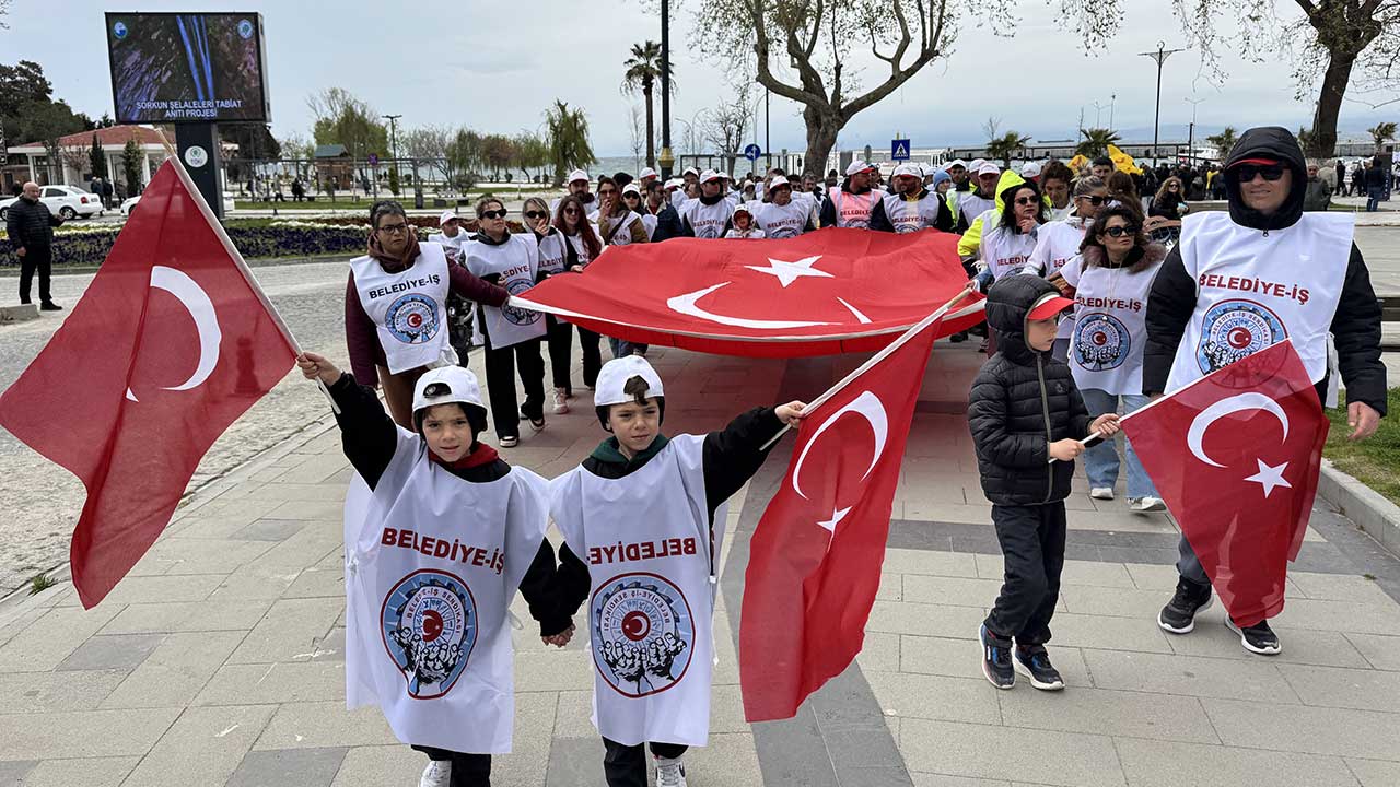 À Sinop, la Journée du travail et de la solidarité a été célébrée le 1er mai par un événement organisé par les syndicats. Le groupe s'est rassemblé à l'ancienne gare routière, a porté des banderoles et des pancartes, a scandé des slogans et a marché jusqu'à la place Uğur Mumcu.