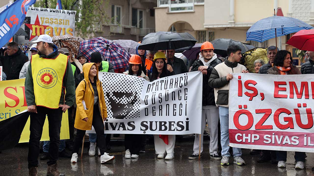 Divers événements ont été organisés à Sivas à l'occasion de la Journée du Travail et de la Solidarité du 1er mai. Les représentants des syndicats et des organisations de la société civile ainsi que les citoyens qui se sont rassemblés devant le parc Sivas Ethembey ont été emmenés dans la zone par le point de recherche. Le groupe a ensuite marché jusqu'à la zone de rassemblement sur l'avenue Mevlana, accompagné de slogans.