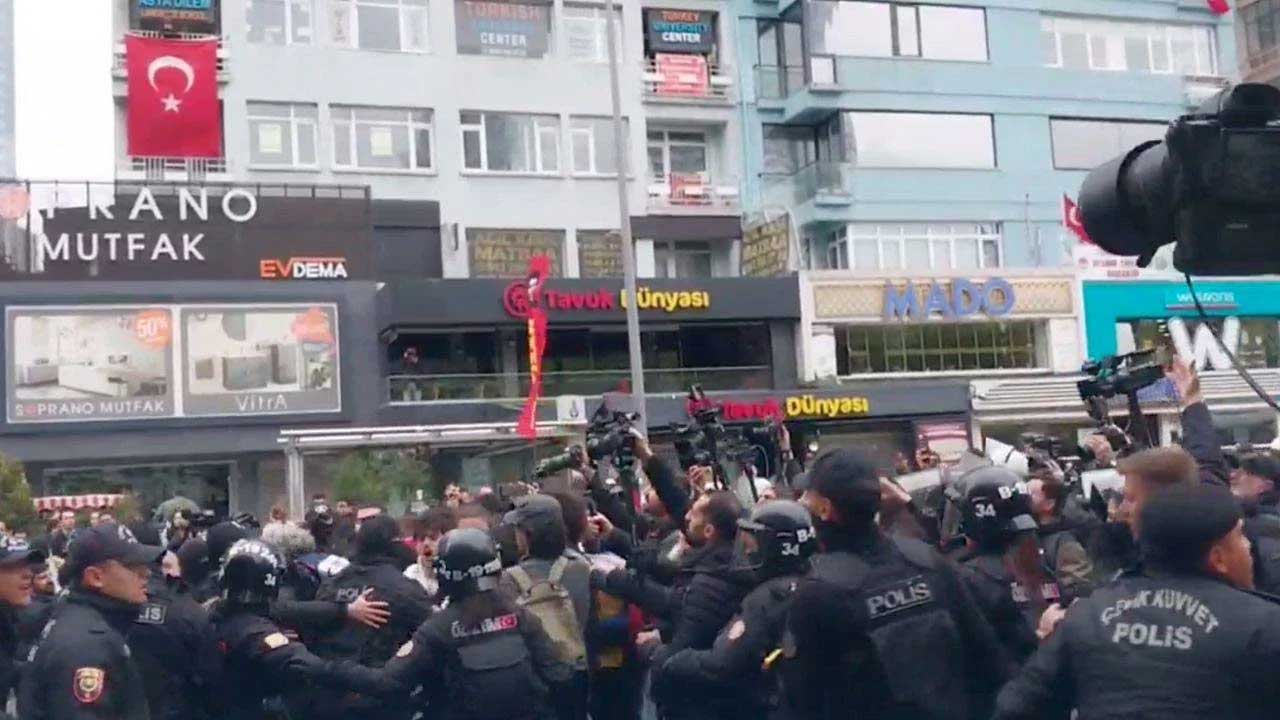 Alors que des blocages et des détentions ont lieu le 1er mai, Journée du travail et de la solidarité, en raison de la fermeture des entrées et des sorties de Taksim à Istanbul, les travailleurs se rassemblent dans tout le pays et célèbrent leur fête avec enthousiasme.